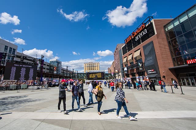 From Auto Show to Hockey: Time-lapse at Joe Louis Arena